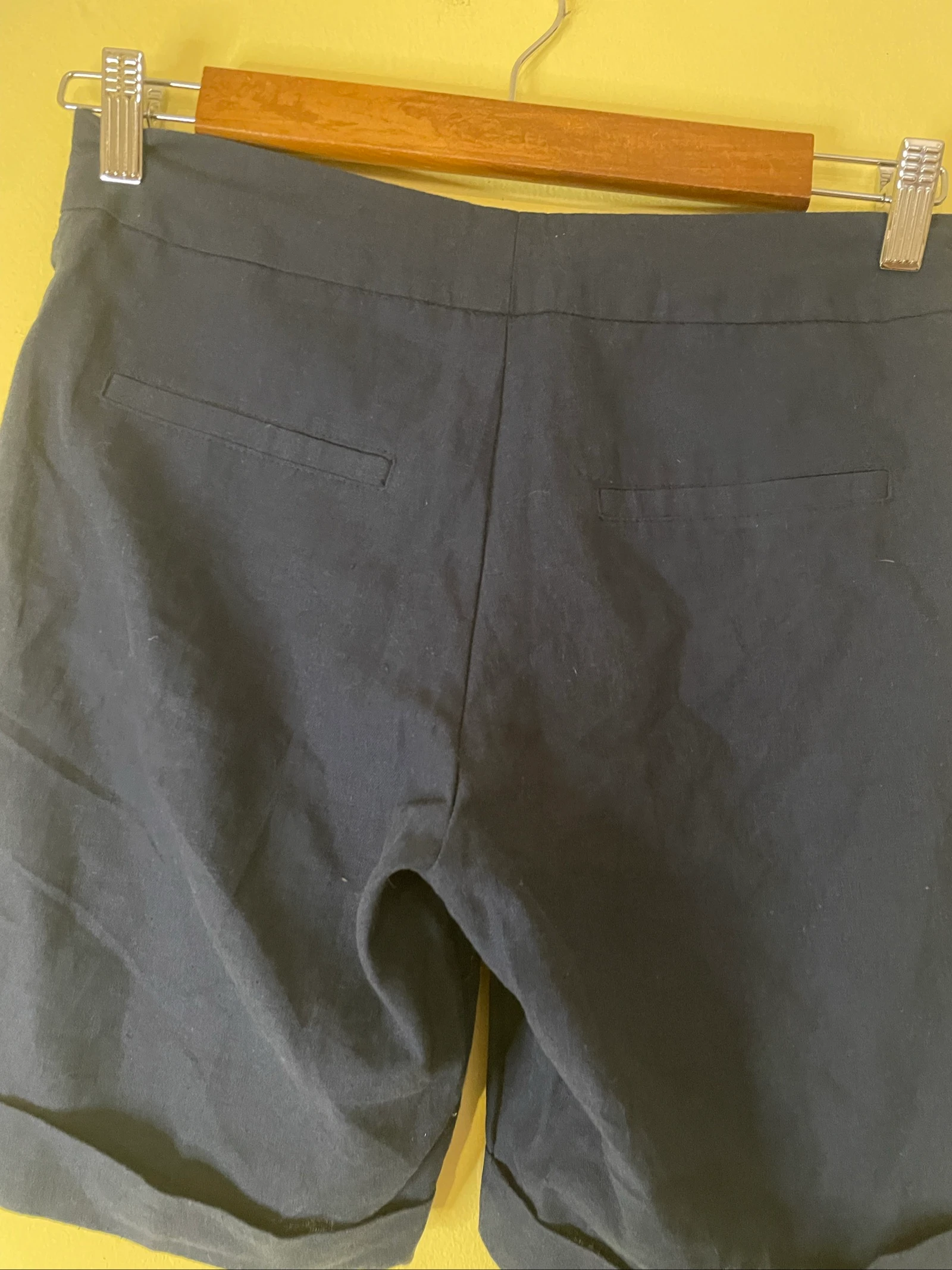 Bermudas de lino con cinturón y dobladillo fruncido – photo 4